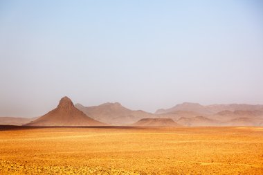 Kurak tepeler desertic bir manzara. Ouarzazate, Maroc