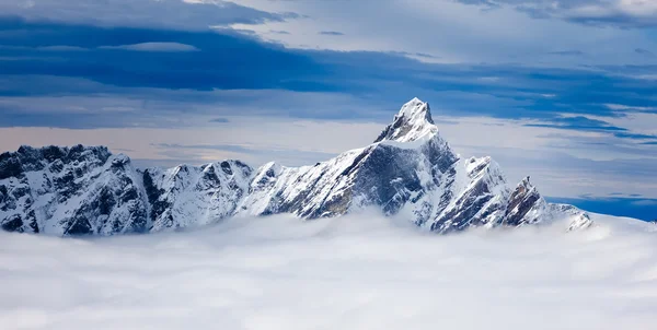 De Dent d'Herens is een berg in de Walliser Alpen, liggend op t — Stockfoto