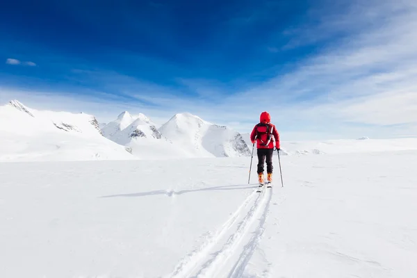 Mountaineer caminhando em uma geleira durante um inverno de alta altitude e — Fotografia de Stock