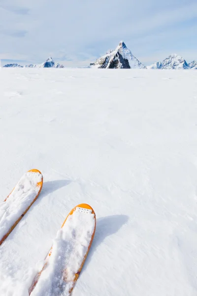 Consigli di sci, campo di neve e paesaggio montano sullo sfondo (la M — Foto Stock