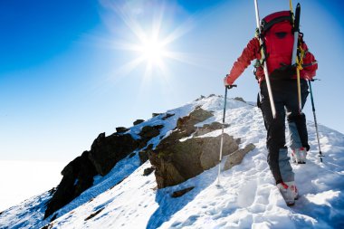 Climberr t kayaklar ile dik bir karlı sırt boyunca yürüyüş