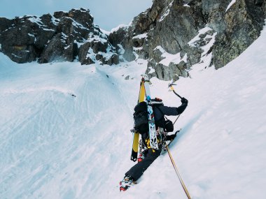 Buz tırmanışı: dağcı kar ve rock Düriye karışık bir güzergah üzerinde