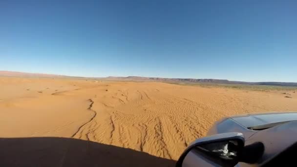 Dirigir no deserto com um carro 4wd — Vídeo de Stock