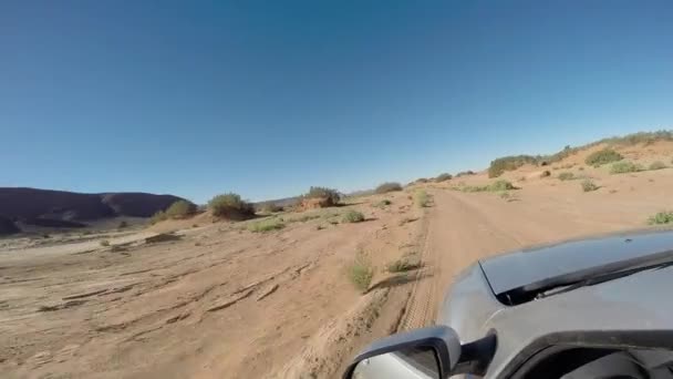 Dirigir no deserto com um carro 4wd — Vídeo de Stock