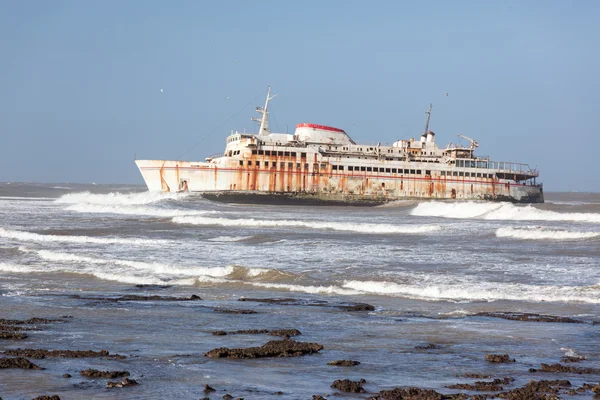 Ferryboat stranded on the shore — Stock Photo, Image