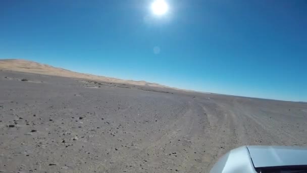 Dirigir no deserto com um carro 4wd — Vídeo de Stock