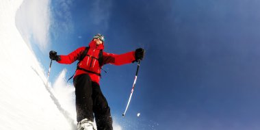 Kayakçı dağlarında bir kayak pist üzerinde bir yüksek hızlı dönüş gerçekleştirir