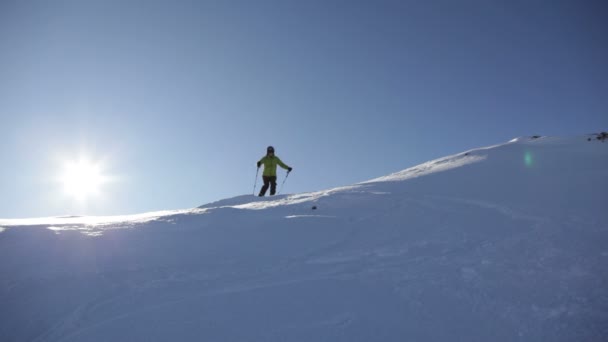 Freerider lyžař pohybuje dolů