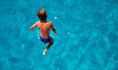 Çocuk deniz suyu atlama