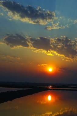 Sunrise bulutlu gökyüzü ile bir bataklık