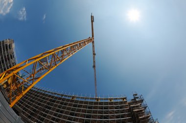 İnşaat vinci ve bina