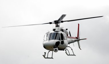 beyaz uçan helikopter 