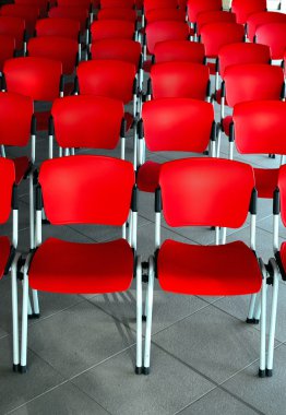 Kırmızı koltuk konferans salonu