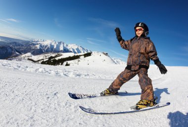 Çocuk bir yamaçta Kayak