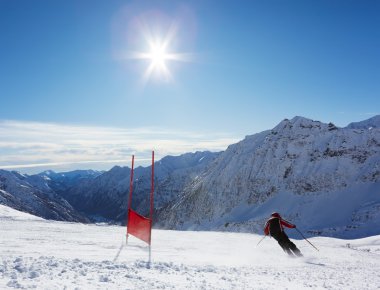 Genç kayakçı yokuş aşağı büyük Slalom dersin üzerinde yapma
