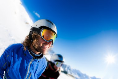 Gülümseyen kayakçı Kayak yeni bir gün için hazır tesisi