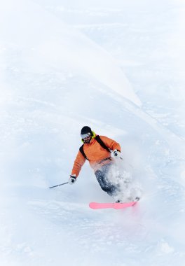 Kar tozu içinde serbest kayakçı