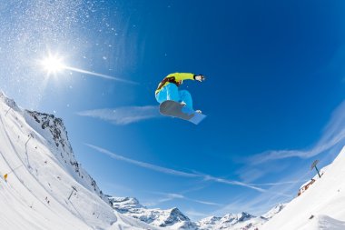 Bir atlamak başlatılması snowboarder