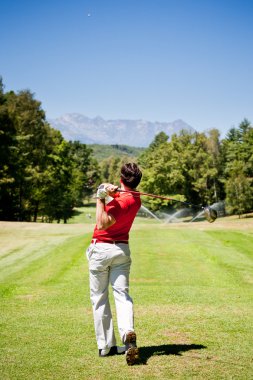 vurulmuş bir tee Golf oyuncusu gerçekleştirir