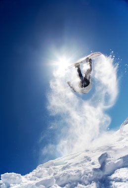Bir atlamak başlatılması snowboarder