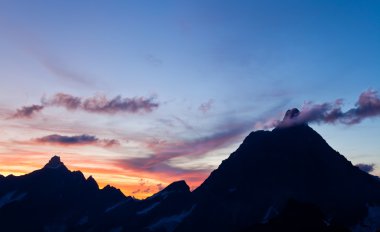 Matternhorn gün batımında güneyindeki silüeti