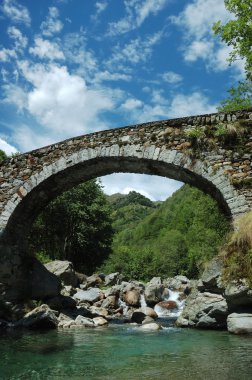 Yaşlı kemer Köprüsü