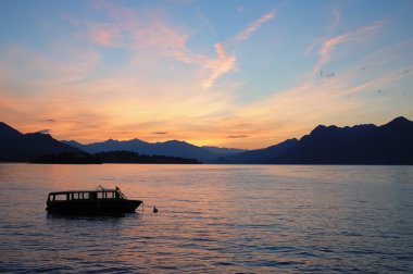 Oldukça gölde küçük tekne demirlemiş