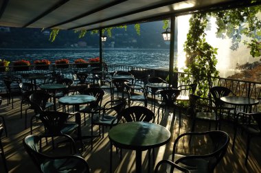 İtalyan bir göl üzerinde boş bir bar