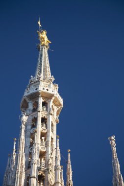 Milano Katedrali'ne görünümü