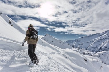 Snowboard yokuş aşağı gidiyor