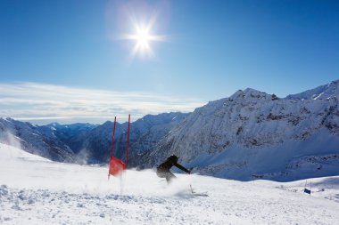 Genç kayakçı yokuş aşağı büyük Slalom dersin üzerinde yapma