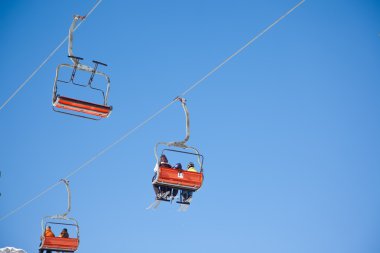 Kayakçı Kayak alanında chairlift üzerine