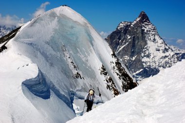 bir backcountry kayakçı