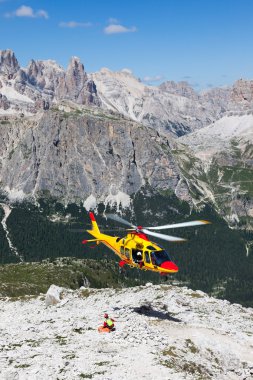 bir helikoptere Alpler ile dağ kurtarma.