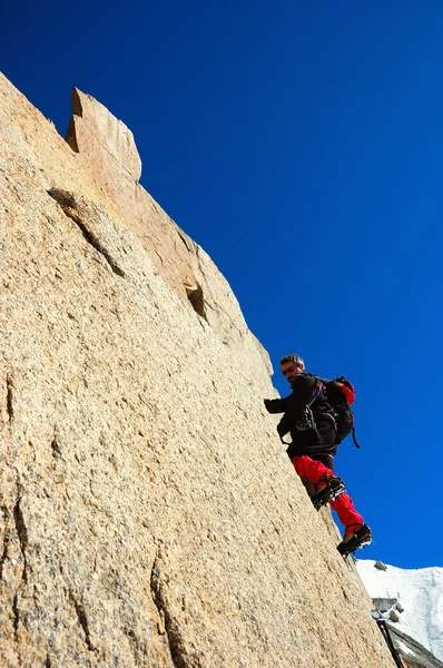 Mężczyzna pnącze na Mont Blanc — Zdjęcie stockowe