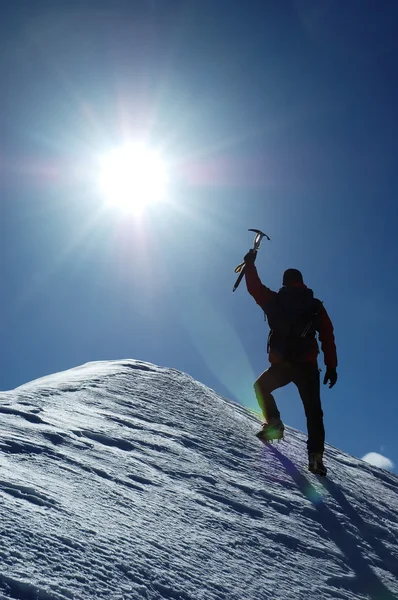 Alpinista solitário escalada — Fotografia de Stock