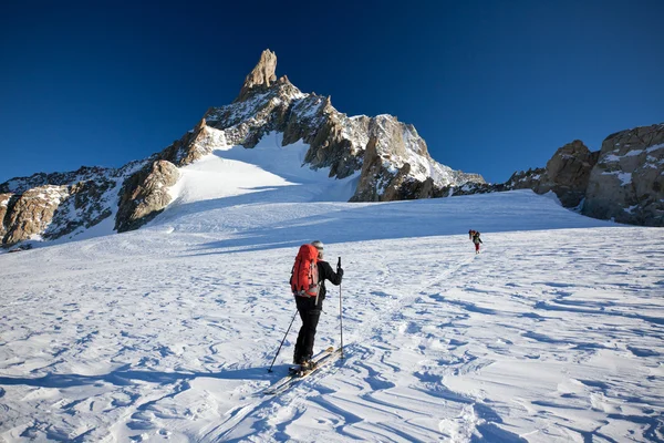 Backcountry skidåkare på Mont Blanc, Frankrike. — Stockfoto