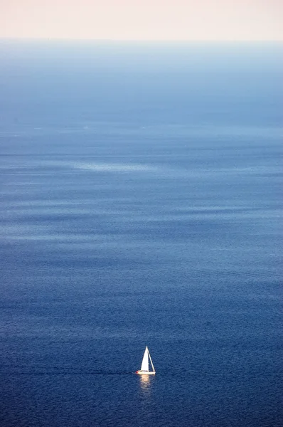 White sailboat sailing — Stock Photo, Image