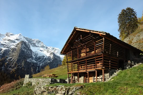 Casa di villaggio di montagna — Foto Stock