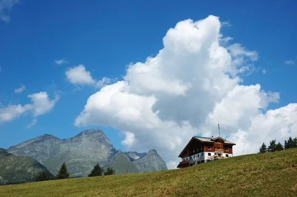 Alojamiento de montaña en los Alpes italianos —  Fotos de Stock