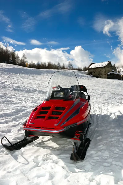 Ski-doo i bergsområde — Stockfoto