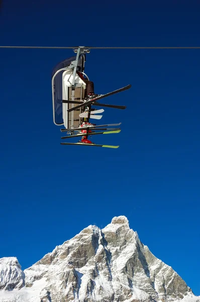 Chair lift med människor — Stockfoto