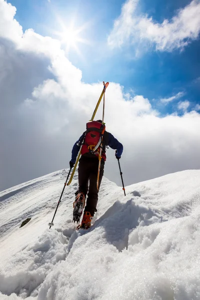 Alpinista de esqui a subir — Fotografia de Stock