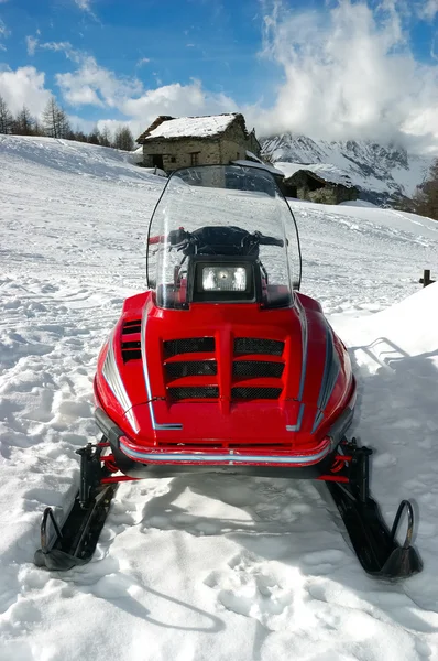 Ski-doo in de bergen — Stockfoto