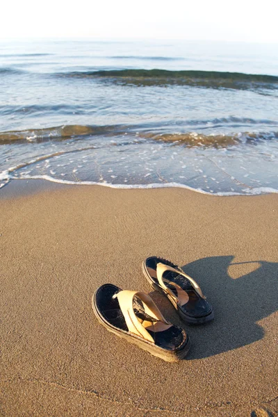 Klapki japonki na plaży — Zdjęcie stockowe