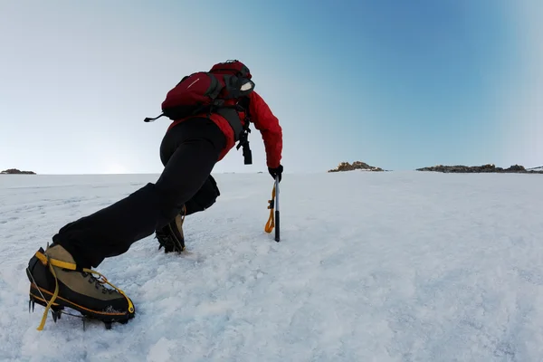 Alpinista escalando uma rota íngreme — Fotografia de Stock