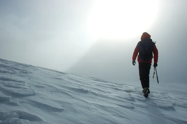 Alpinista solitário escalada — Fotografia de Stock