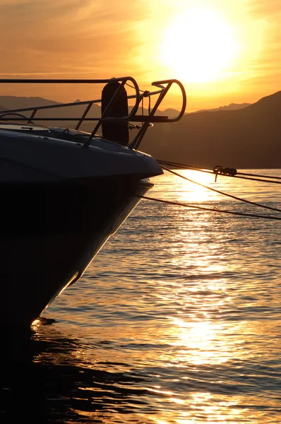 Small boat anchored in quite lake — Stock Photo, Image