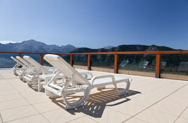 Tumbonas en el solárium de un resort de montaña — Foto de Stock