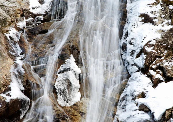 山冰冻的瀑布 — 图库照片
